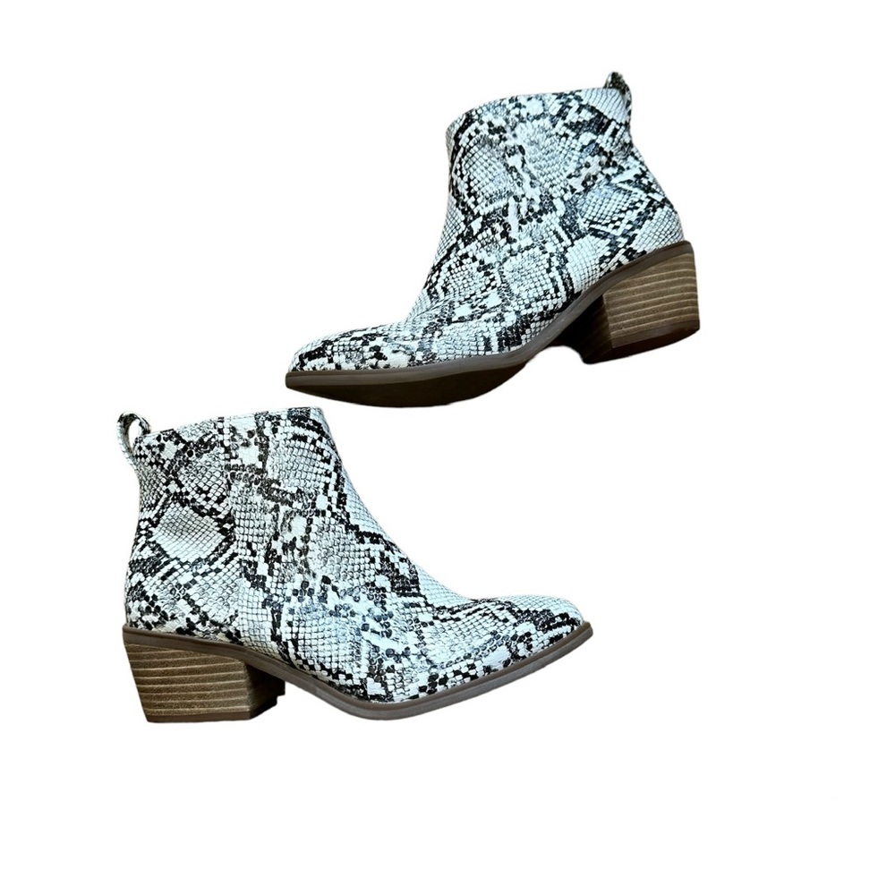 NWOT Code West Pointed Toe Snakeskin Print Ankle Booties Size 8 black & White
